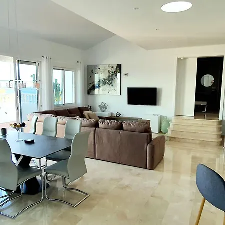 Del Mar Villa *